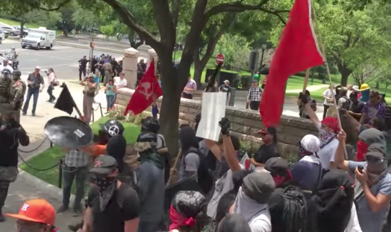 Levičarski aktivisti ovirajo mirne demonstracije