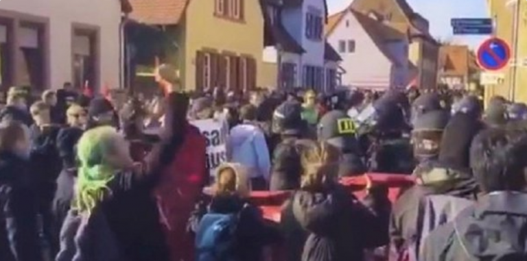 Antifa skrajni levičarji branijo Angelo Merkel